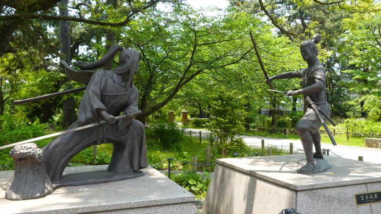 宮本武蔵と佐々木小次郎のモニュメント
