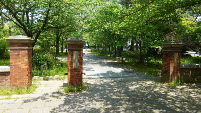 旧第十二師団司令部の正門