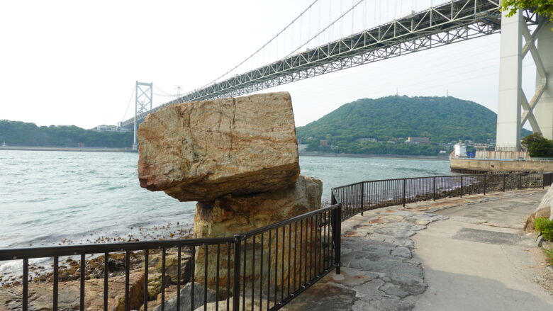 巨石の奥に見える橋が関門橋