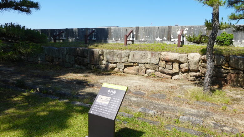 おっ、ここには石垣の上に建てられた細長い多聞櫓があったという