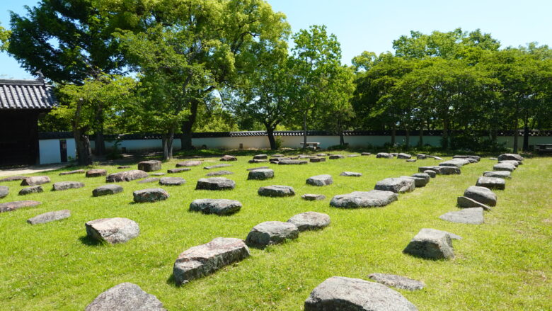 焼失前の天守閣の礎石