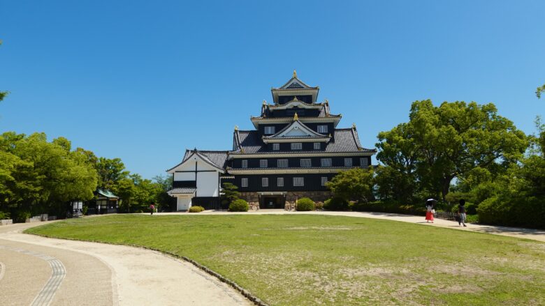 広場の奥には、どっしりと構えた天守閣が現れる
