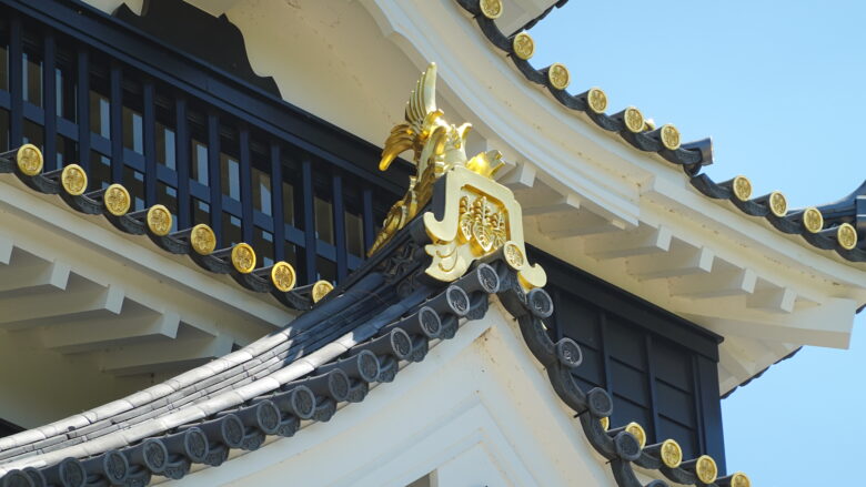 「黒」と「金」が織りなす外観のインパクトは抜群だ