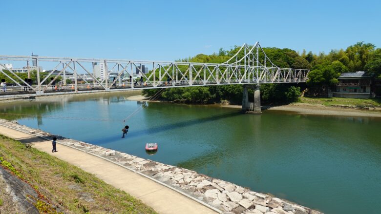 橋を渡って後楽園へ