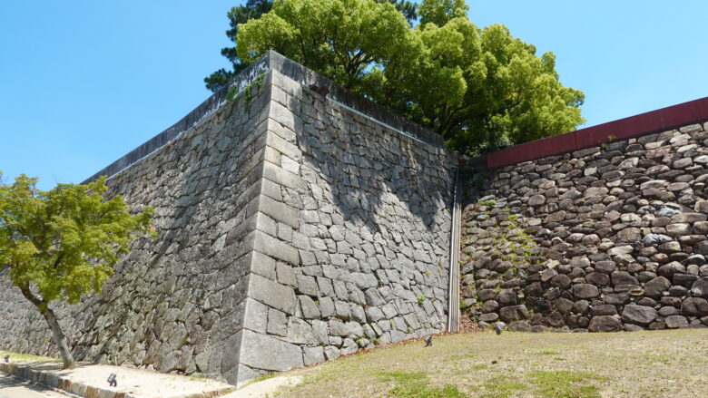 左右の石垣の違いにビックリ