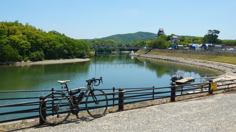 旭川烏城公園緑地周辺から岡山城を望む