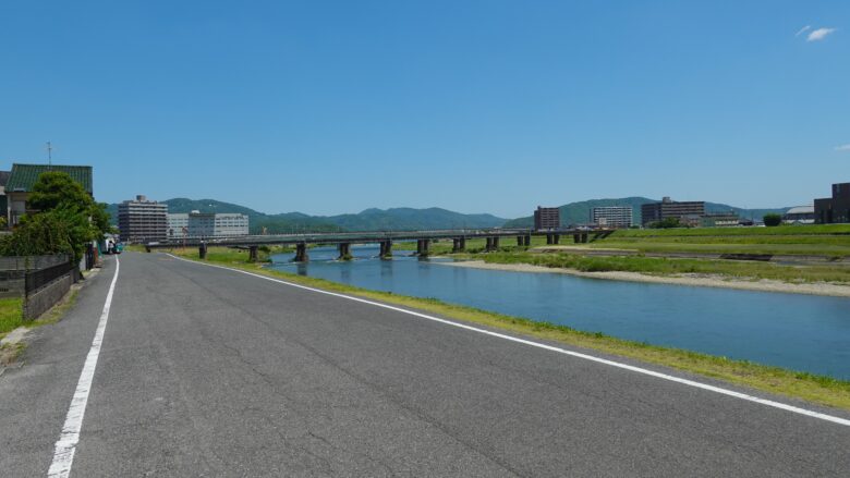 晴天の下、川沿いを走るのは気持ちが良い♪