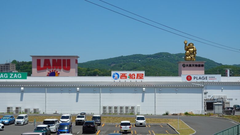ディスカウントストア「ラ・ムー 岡山中央店」の屋上に大黒天様がいるぞ