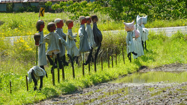 たくさんの案山子が並んでいる
