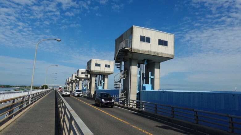 児島湾締切堤防前を通過する