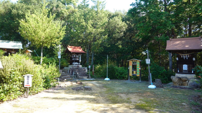 境内の至るどころに小さな社が建つ