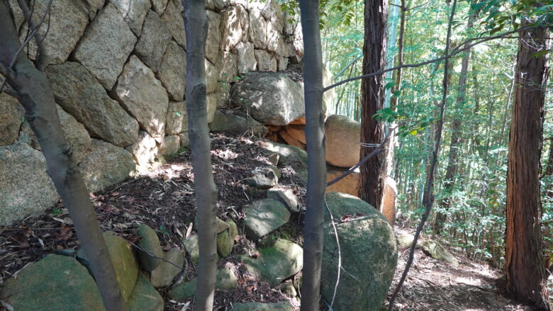 階段を降りた先を少し歩くと、石室を直ぐに発見