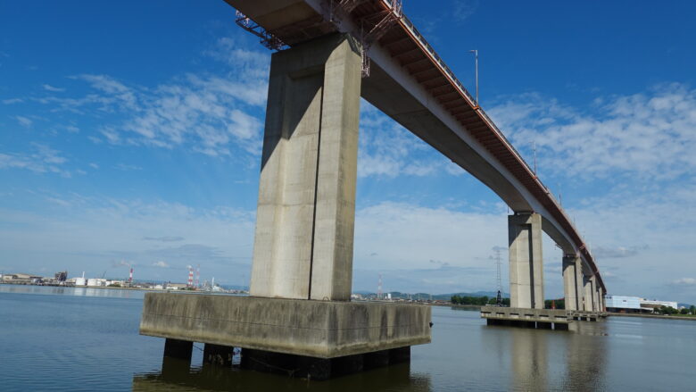 児島湾大橋を見上げてごらん