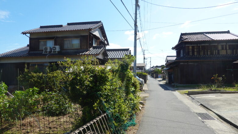 小串地区の住宅地へ入る