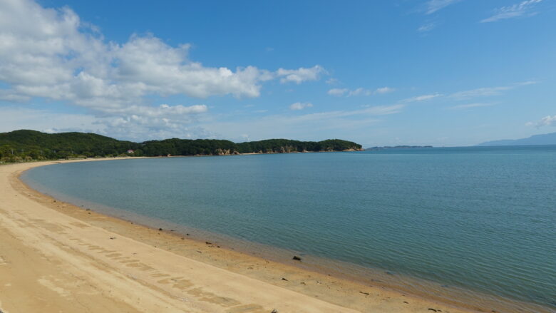 胸上浜の風景、弓状の白い砂浜がいい感じ