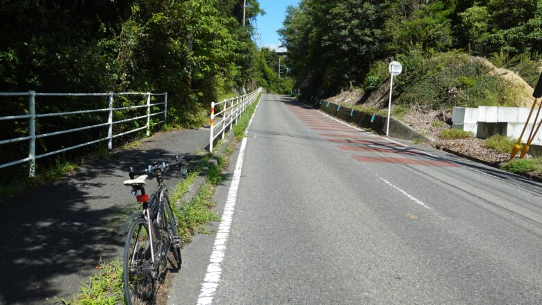 急坂を自転車で登る