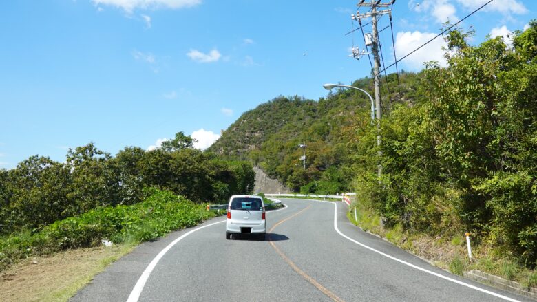 車通りは少ないけど、たまに車が通り抜けるため注意が必要