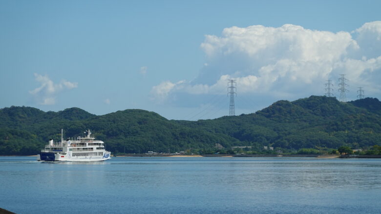 児島湾を進む小豆島行きのフェリーを眺める