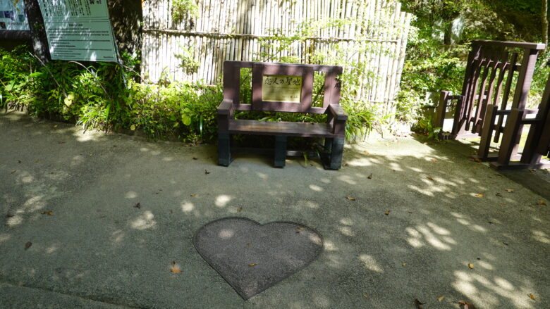 ハート形モニュメントとベンチ