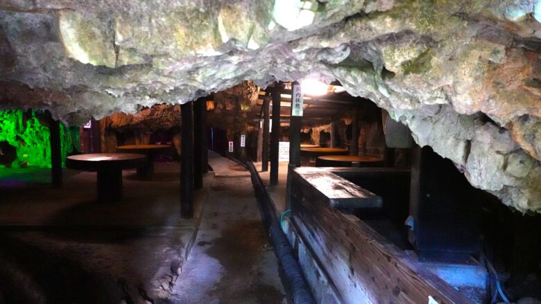 洞内の入口付近