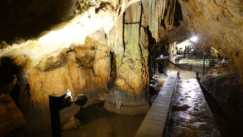 比較的歩きやすい洞内