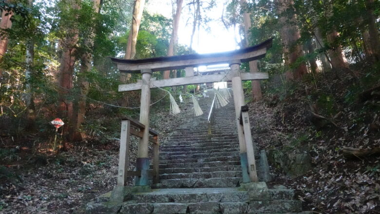 途中にある鳥居、その奥には随神門が見える