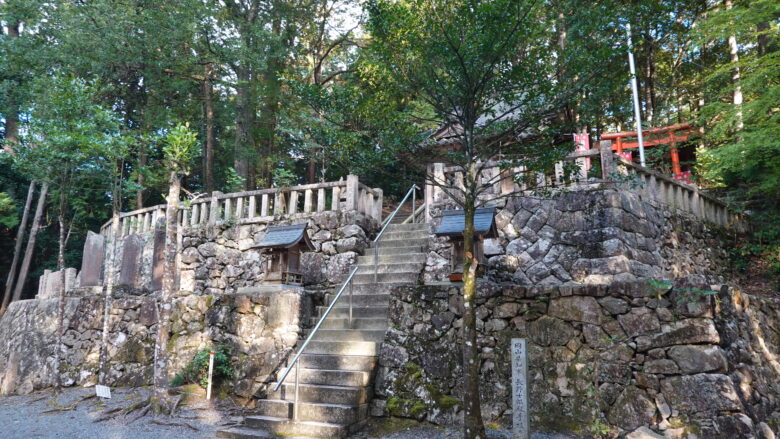 本殿の裏側に「四十疫神社」「伏見稲荷大社」が建つ