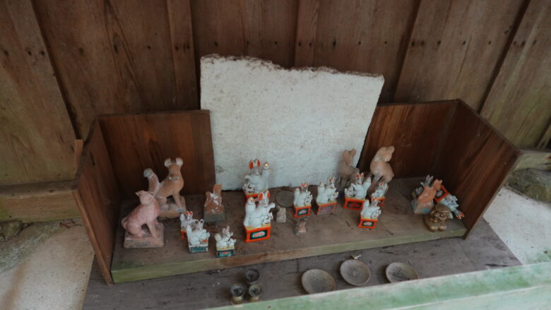 狐の置物がある