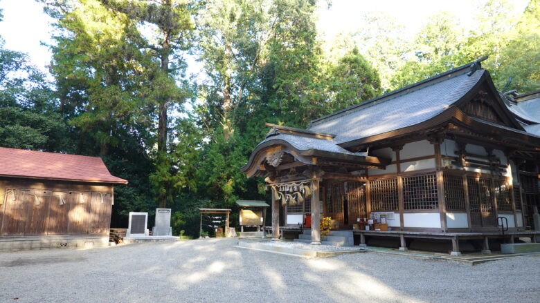 高岡神社の境内