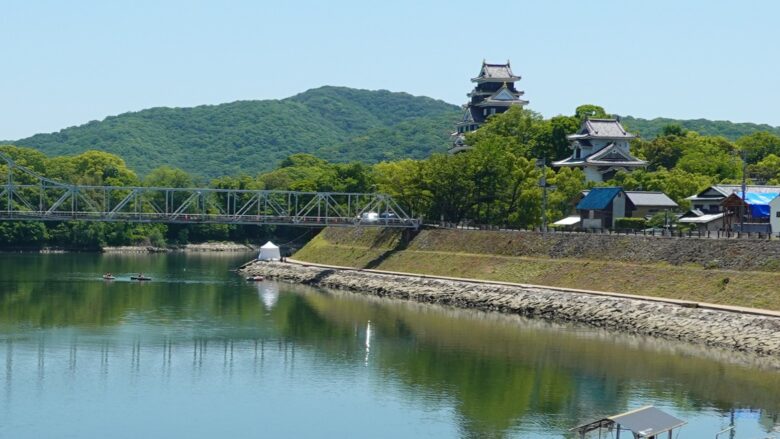 旭川烏城公園緑地周辺から岡山城を望む
