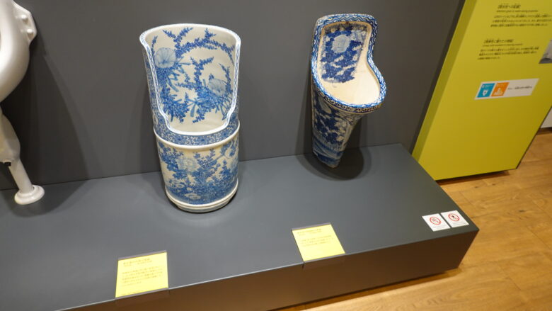草花デザインの小便器があるぞ