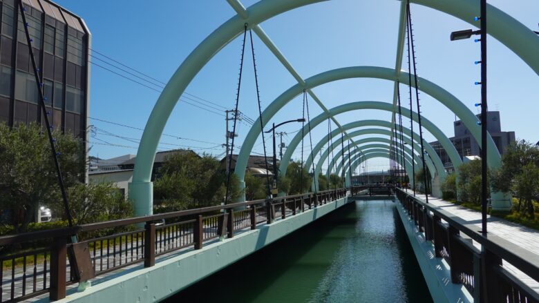 土淵海峡の勇姿、世界で最も狭い海峡だ