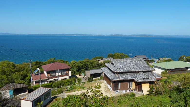 高台から眼下の住宅地を眺める