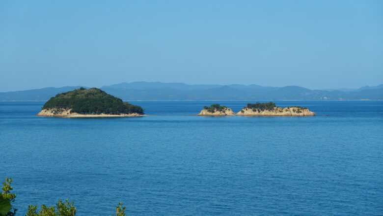 沖合に浮かぶ3つの島(美島)