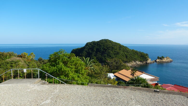 沖合に城ヶ島が見える