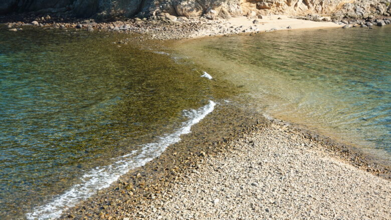 足が濡れるのを覚悟すれば渡れるかも?