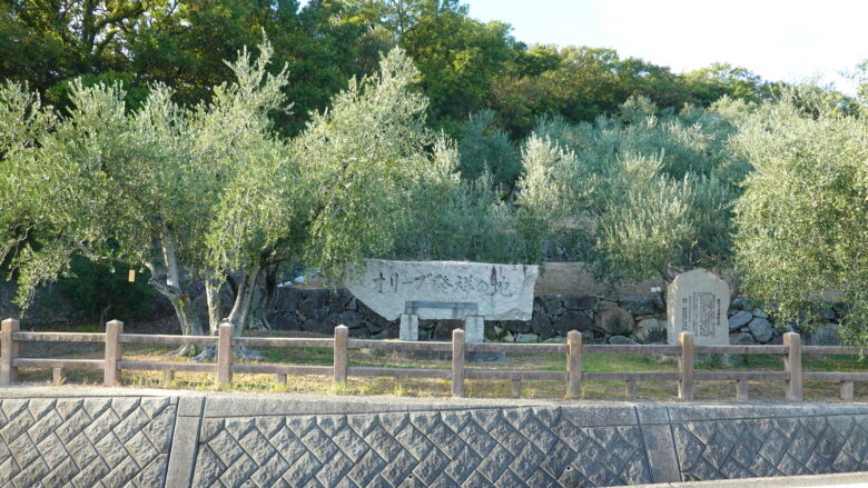 オリーブの木に囲まれた場所に「オリーブ発祥の地碑」が建つ