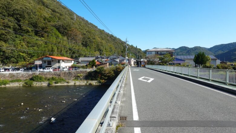 橋を渡って住宅地へ