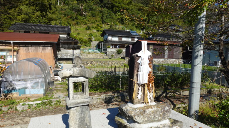 玉串が配置された石碑