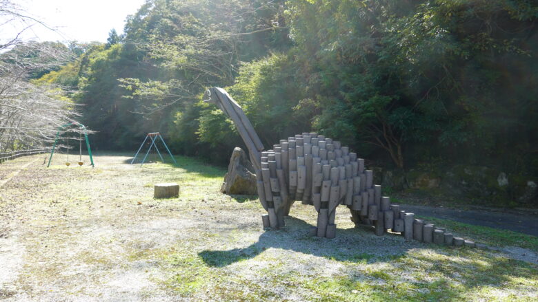 恐竜の形をした遊具