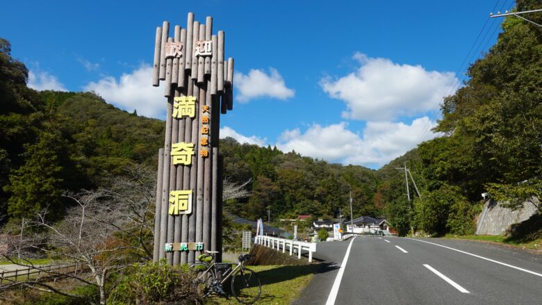 モニュメント前で愛車と記念撮影