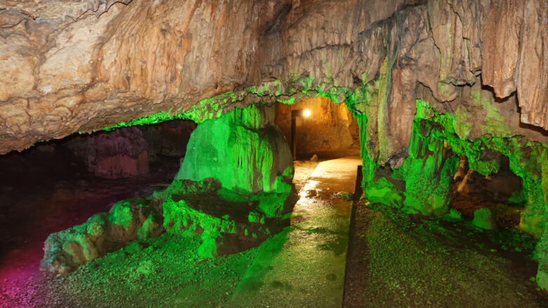 カラフルなLED照明が洞内をより幻想的に見せる