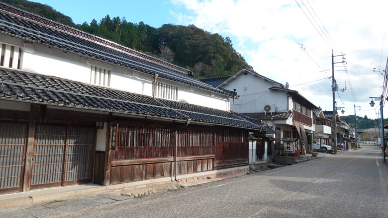趣きのある古い家屋をみつけると、つい自転車を停めてしまう