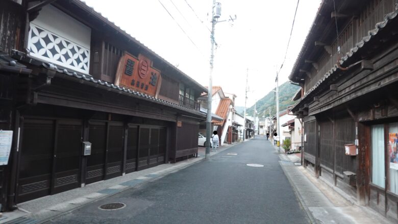 本町通りには、古い町並みが並ぶ