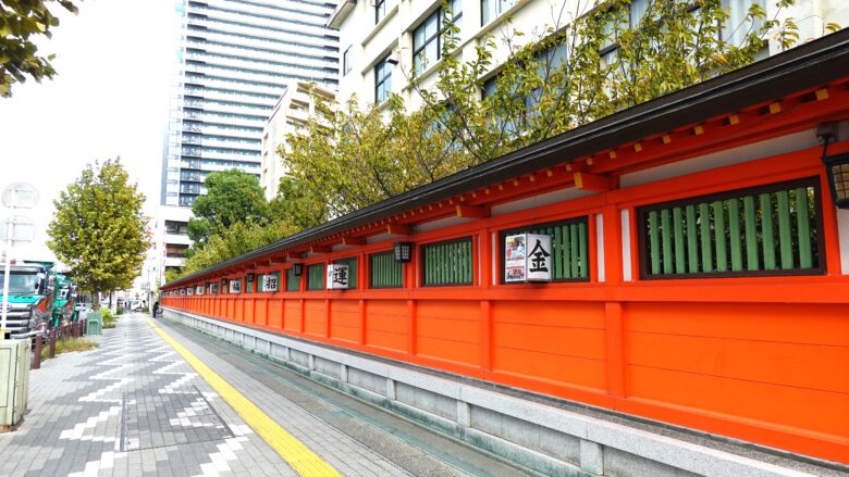 朱塗りの塀が目に付きやすい