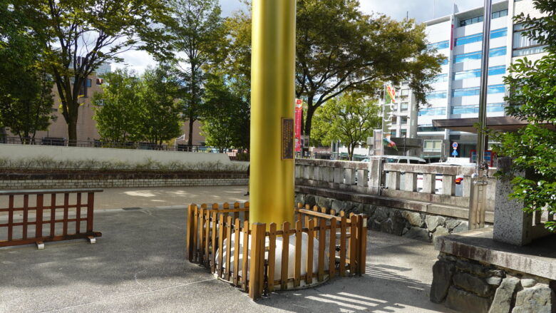 思わず鳥居に触りたくなるが、それはマナー違反ですよ