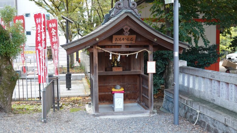 おもかる石を置いている社