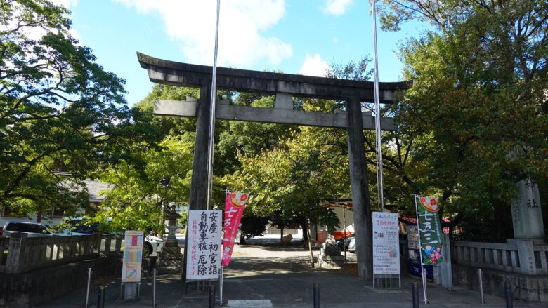 石造りの鳥居もある
