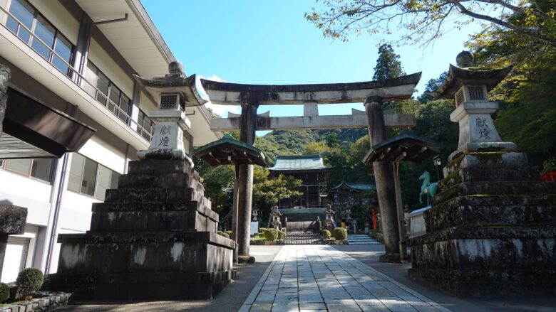 一段高い場所に建つ楼門が見えてくる