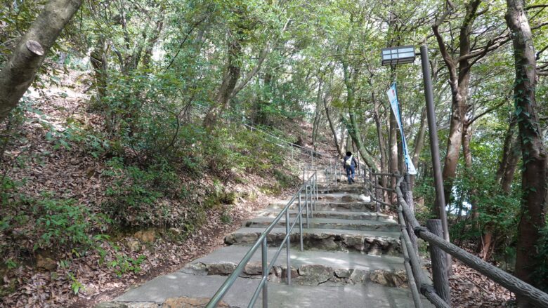 長い石段は結構ツライかも